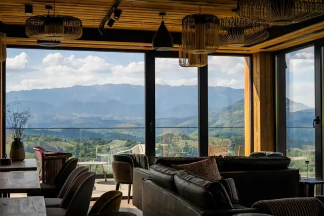 The Pines Bucegi Lodge: Âm thanh cho khách sạn boutique miền núi tại Romania
