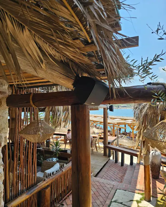 African Beach Club: Âm thanh ngoài trời kín đáo trên Riviera Albania