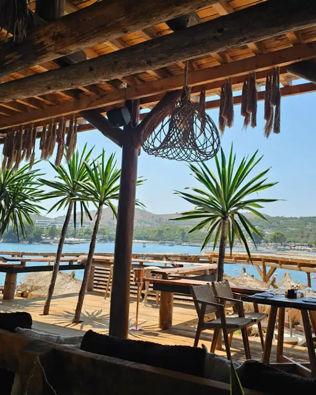 African Beach Club: Âm thanh ngoài trời kín đáo trên Riviera Albania