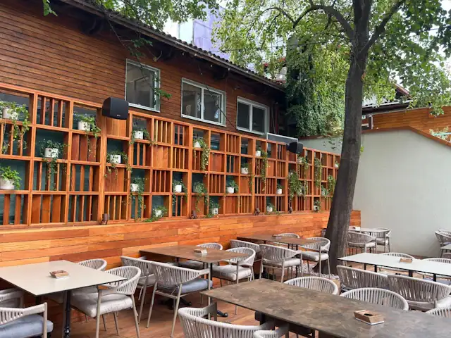 Restaurant Pescarus, Bucharest: Âm thanh chống chịu thời tiết cho sân hiên ngoài trời